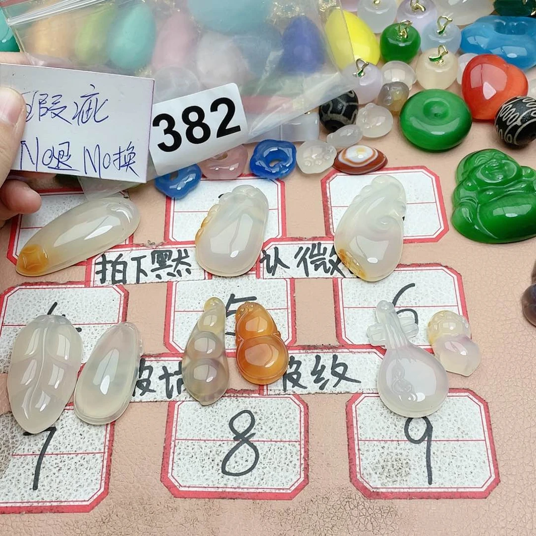 合金颈饰玛瑙/玉髓董**?
