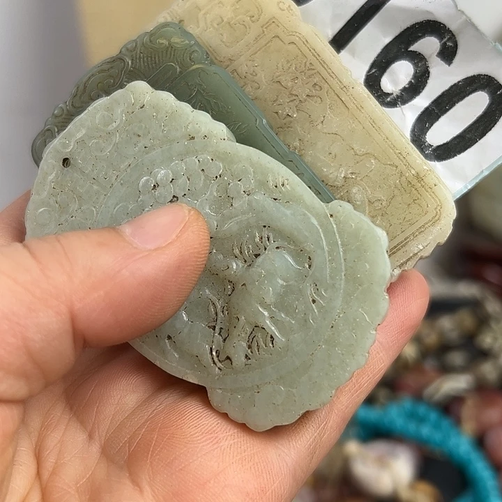 和田玉（糖玉）未镶嵌颈饰站****子