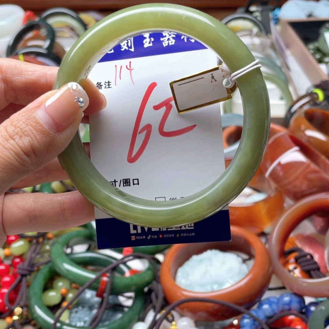 小***橘和田玉未镶嵌手镯