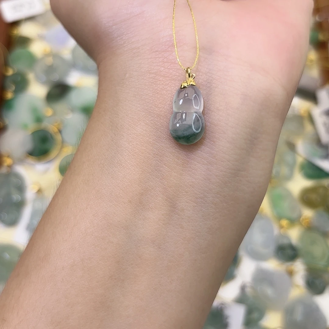 颈饰18K金镶嵌翡翠葫芦
