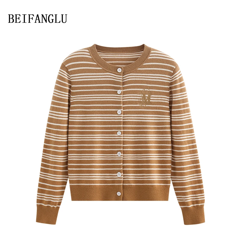 北方鹿 经典老钱风条纹开衫！绵羊毛2025春刺绣字母圆领针织衫2561