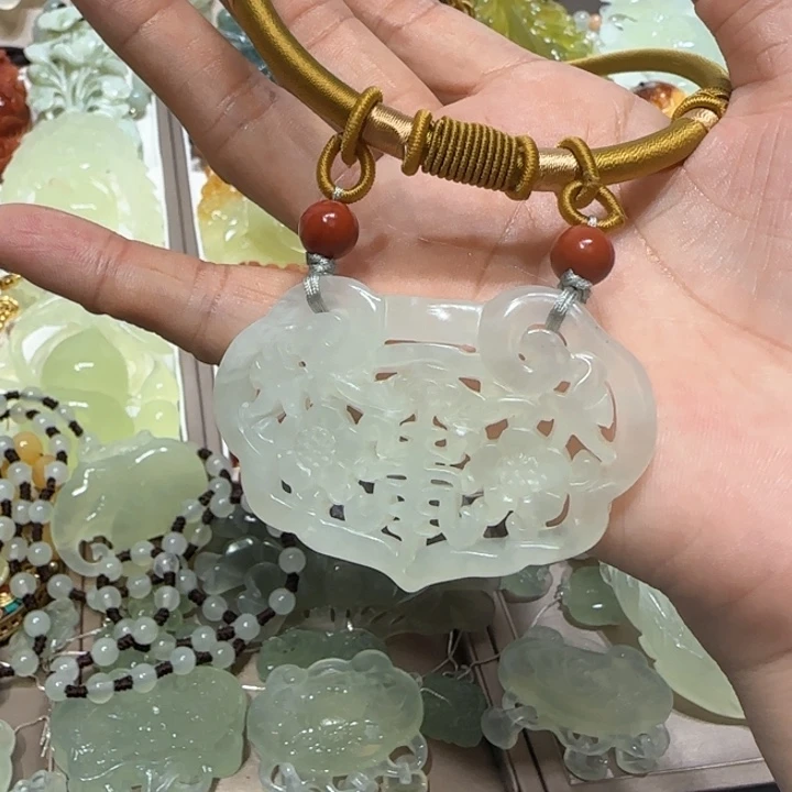 蛇纹石玉吊坠未镶嵌