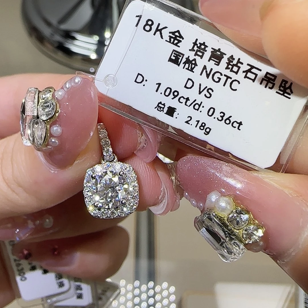 实验室培育钻石18K金镶嵌一卡方包吊坠