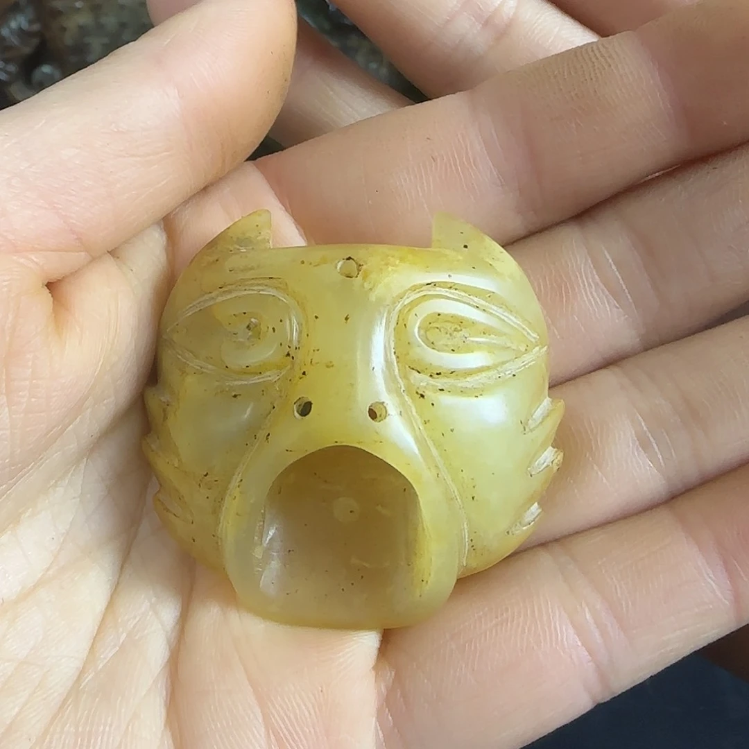 透闪石质玉挂件未镶嵌秋*