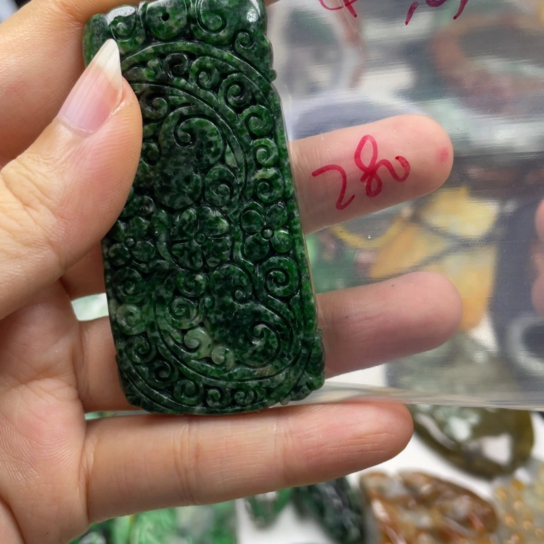 如***意翡翠未镶嵌颈饰牌子
