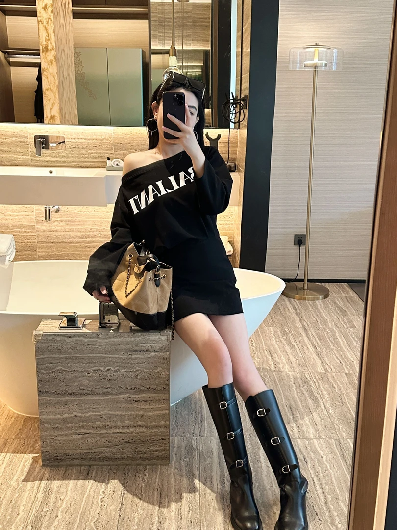 【 亏米甩 NO退 NO换】&设计感宽松一字斜肩字母长袖连衣裙258146