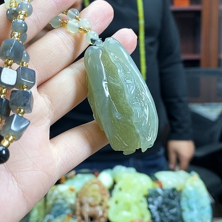 蛇纹石玉吊坠未镶嵌