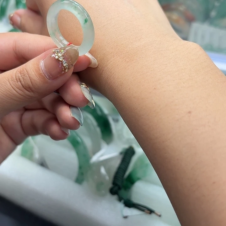未镶嵌石英质玉（非洲翠）戒圈