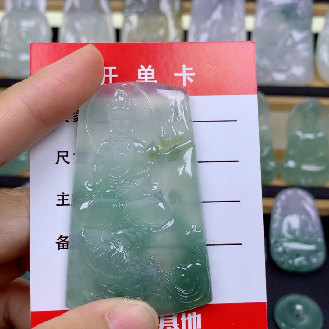 坤***哥颈饰未镶嵌翡翠观音