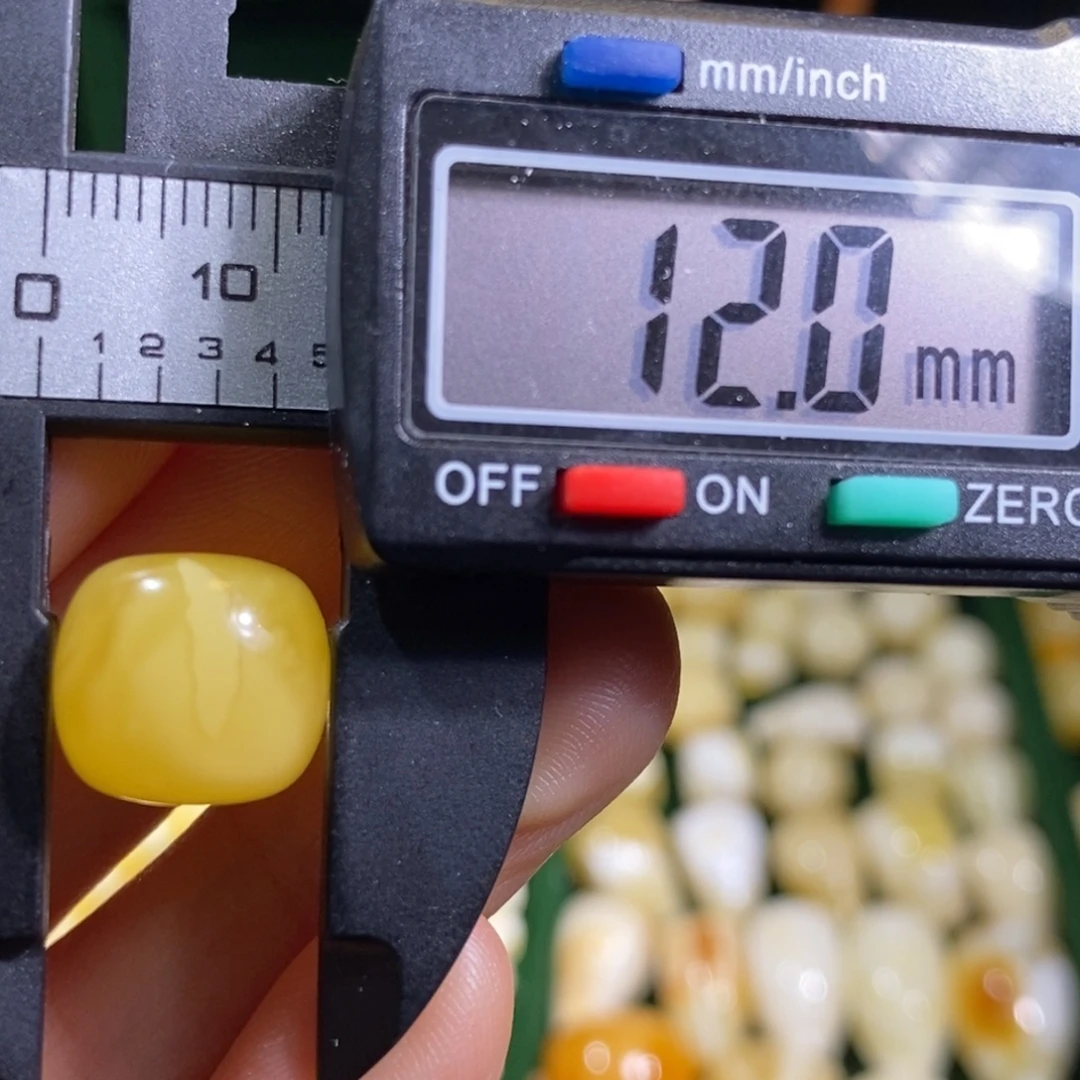 蜜蜡未镶嵌裸石微瑕