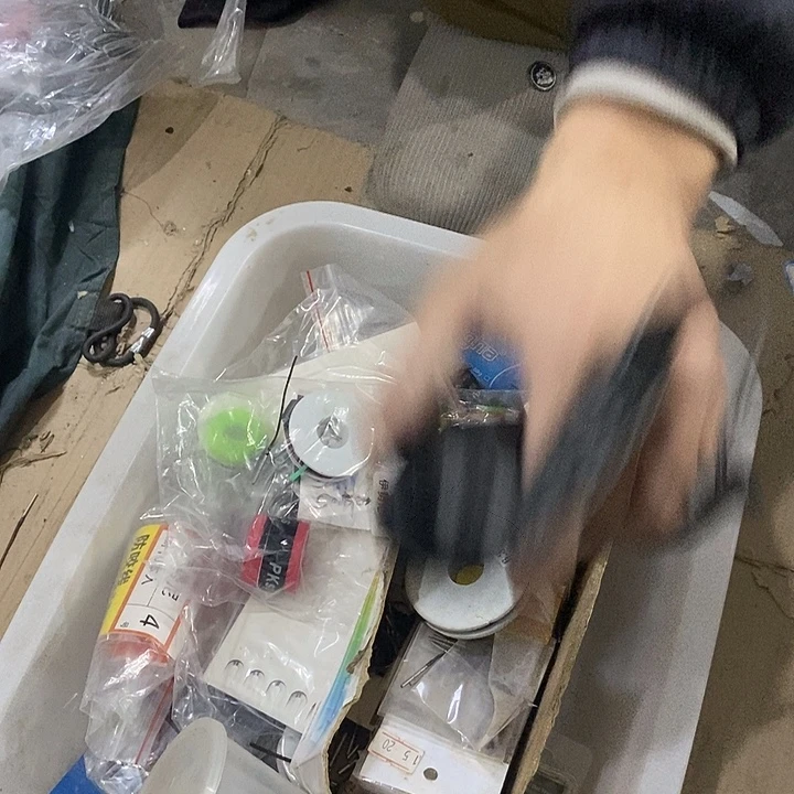 24号垂钓小配件一个瑕疵灯不亮瑕疵