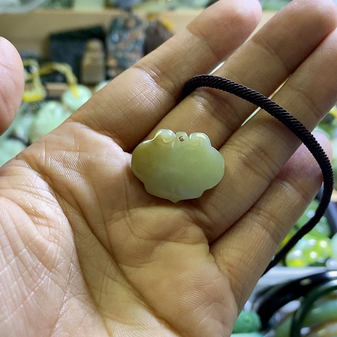 岫玉未镶嵌颈饰一个