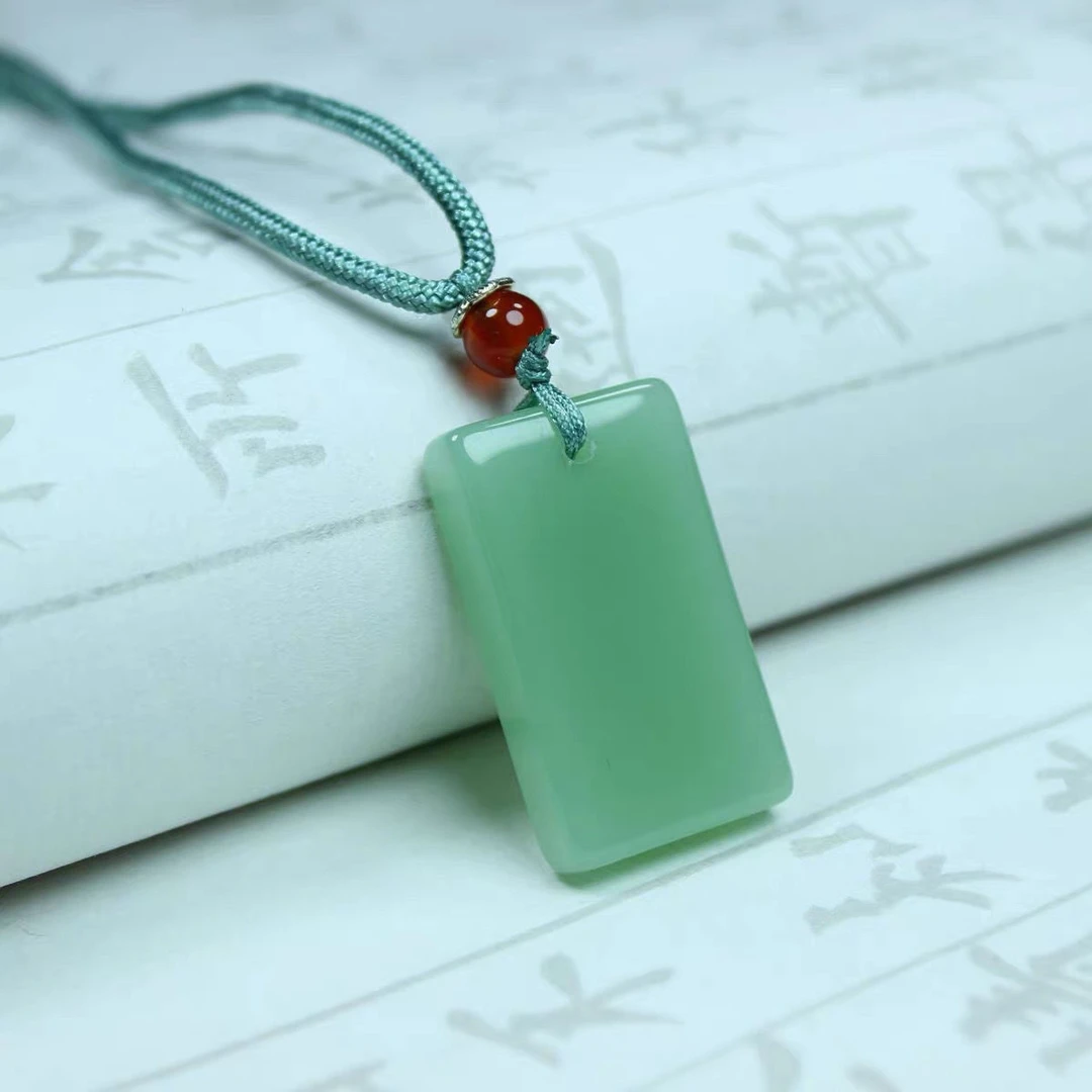 纯天然绿色巴西东陵玉无事牌吊坠25x35砂金石情侣吉祥平安方牌