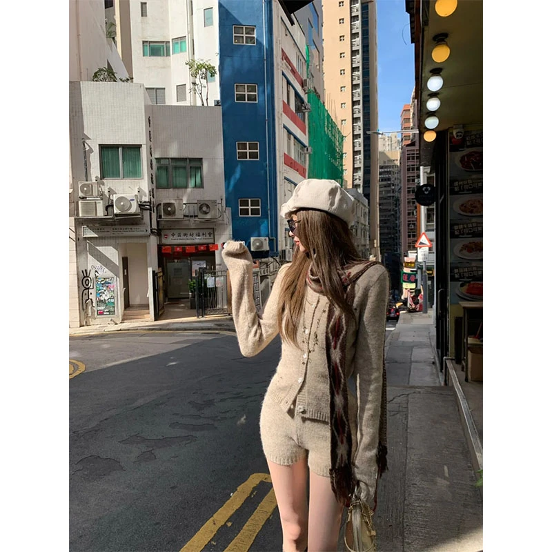 2025早秋新款修身显瘦复古风时尚薄款针织长袖上衣休闲高腰短裤女