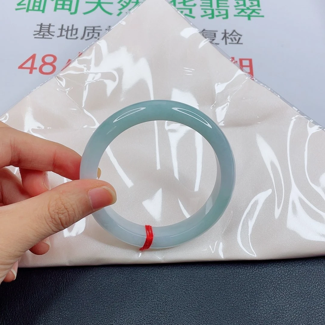 翡翠手镯未镶嵌深****间