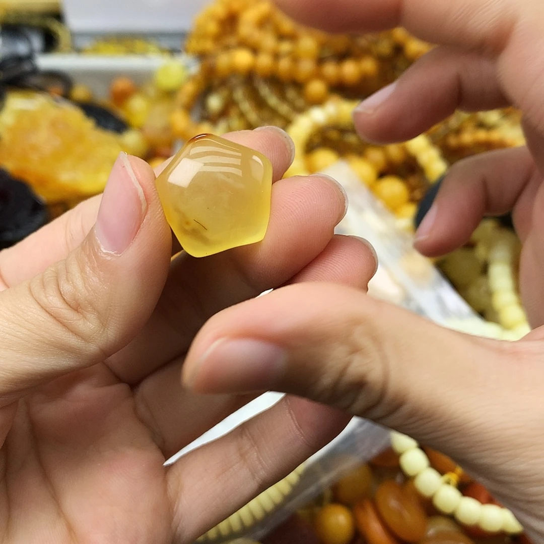 未镶嵌琥珀珠宝奇石