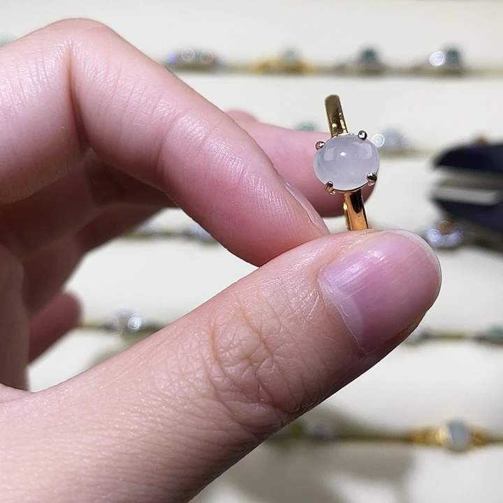 颈饰未镶嵌翡翠戒指