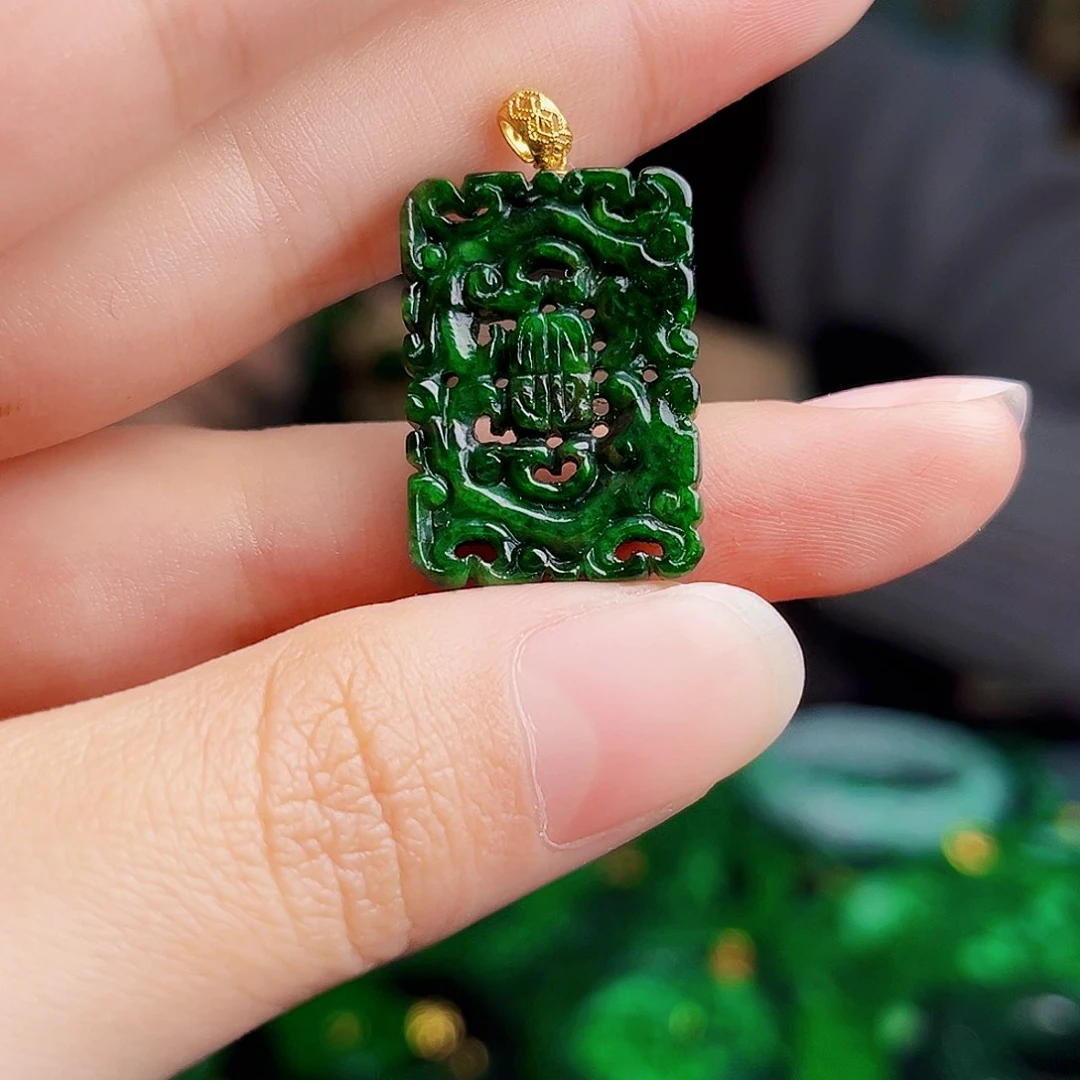 颈饰18K金镶嵌翡翠多样性