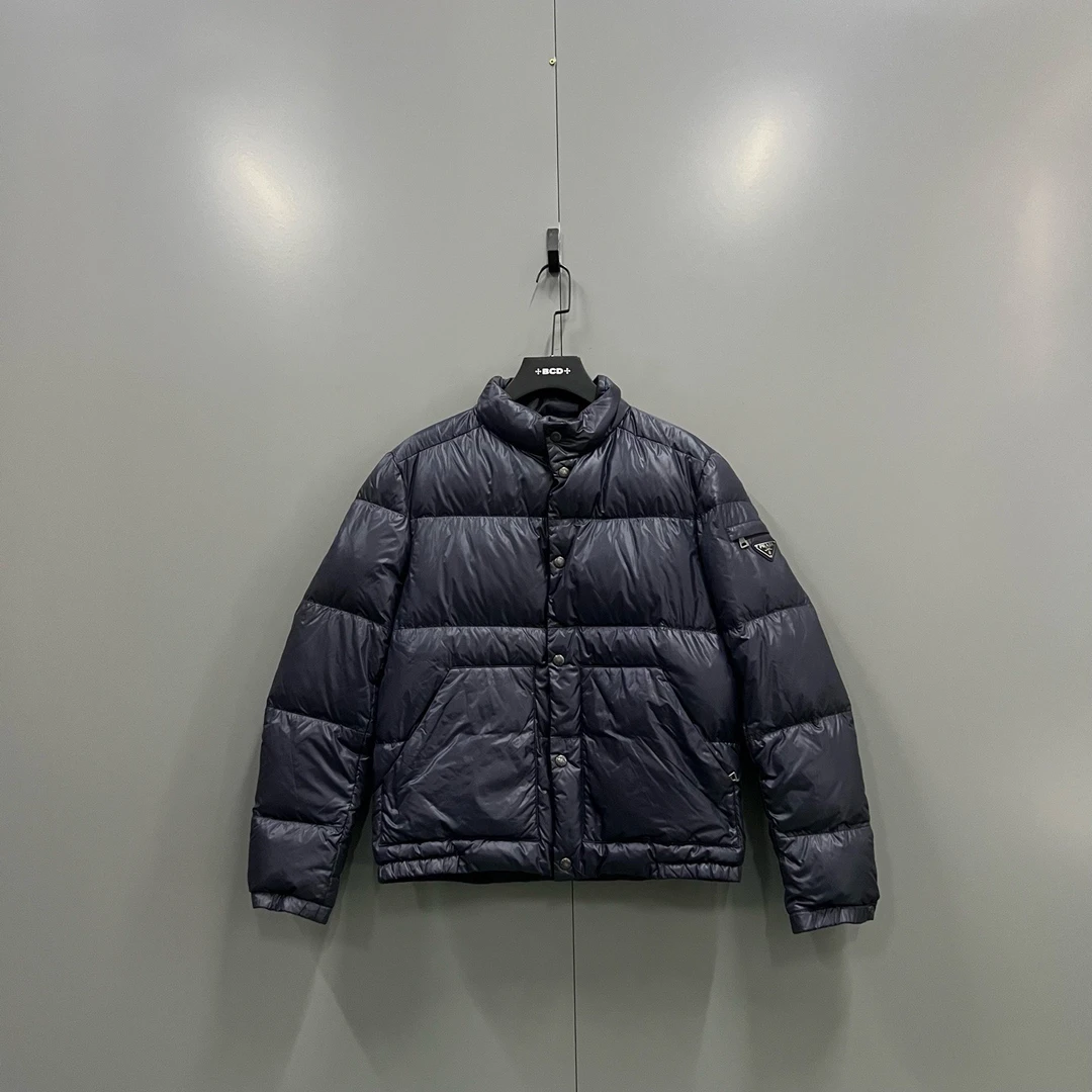 95新 Prada/普拉达 c806 015493 普拉达 纯色三角标羽绒服 50码