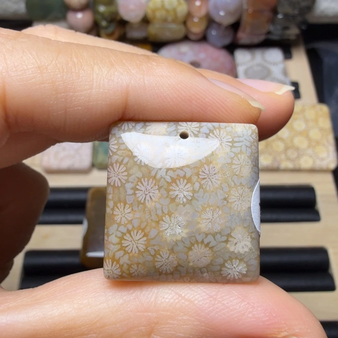 硅化玉未镶嵌绿粉小花