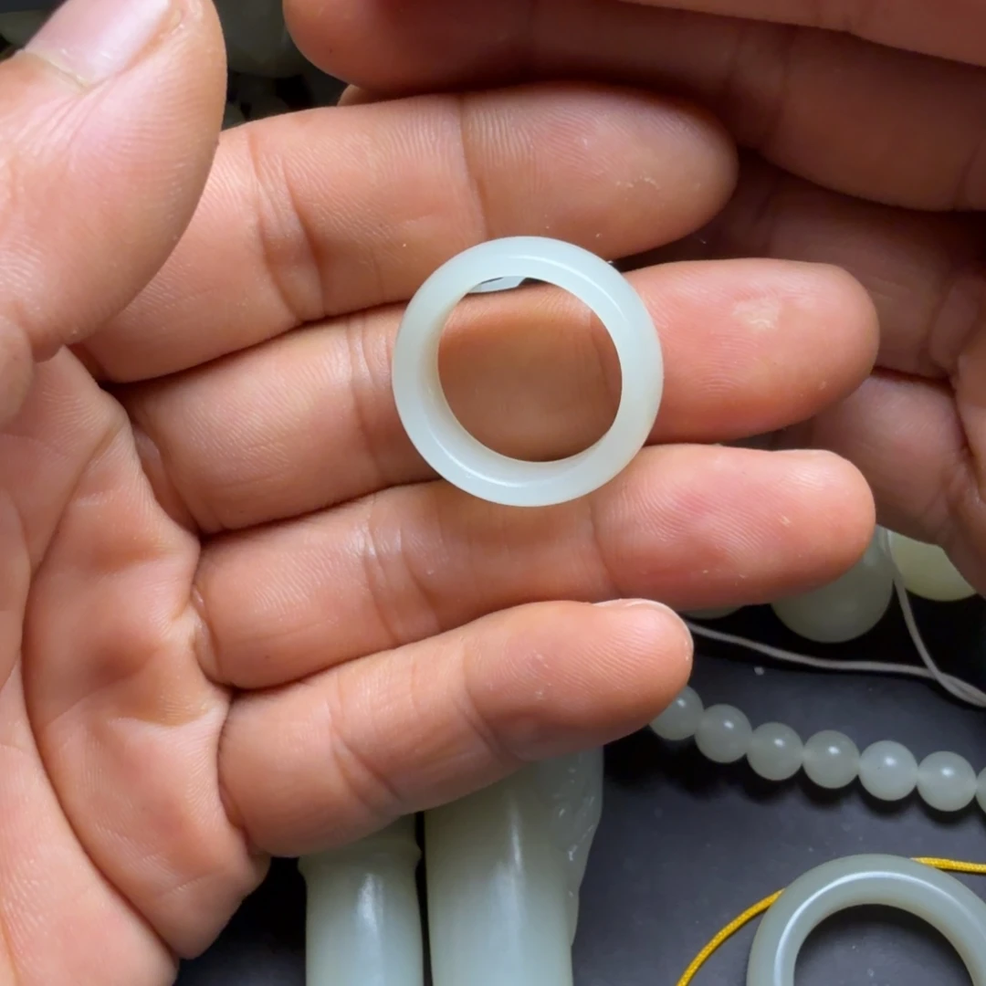 此***乡颈饰未镶嵌和田玉