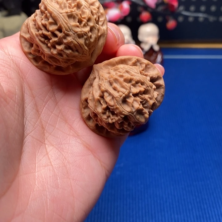 文玩核桃把件白茶桃心宫灯