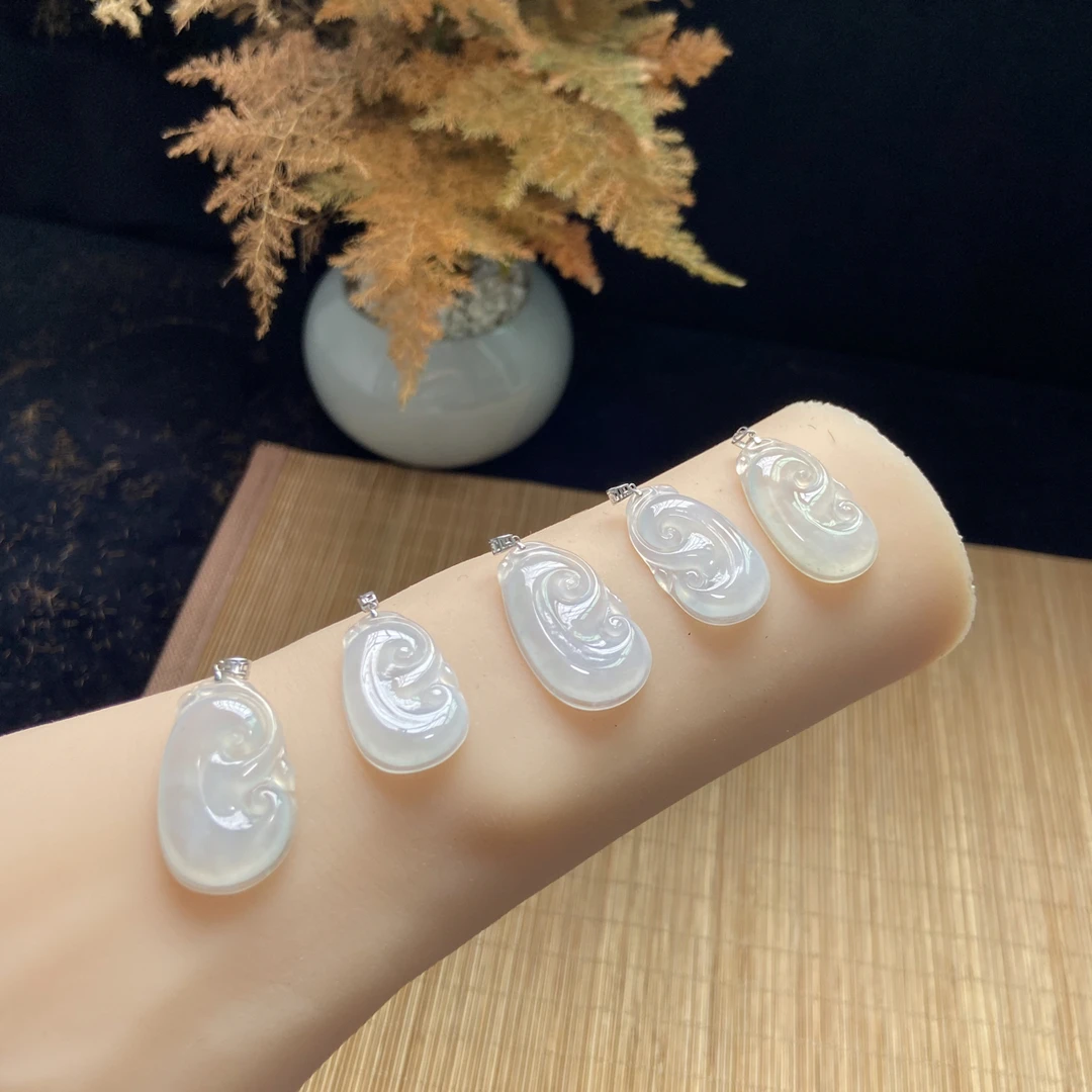 灵岫天然翡翠挂件