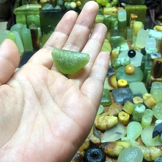 未镶嵌岫玉吊坠霞**?