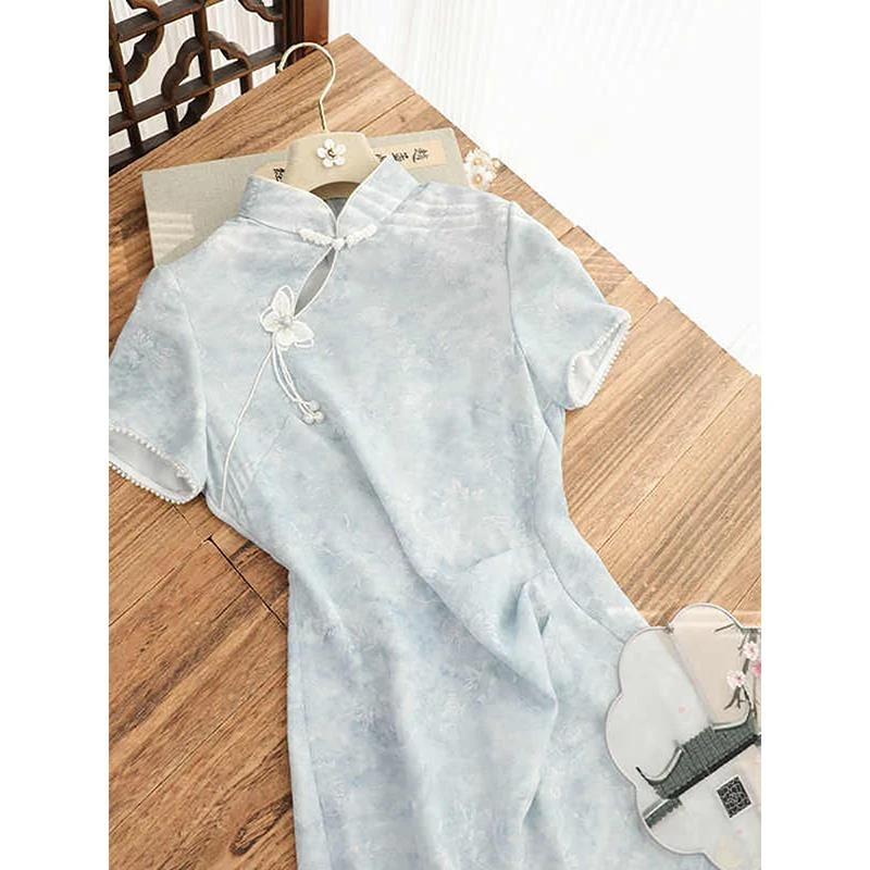 2025年春季新款改良新中式年轻款文艺蓝色提花前开叉旗袍女高级感