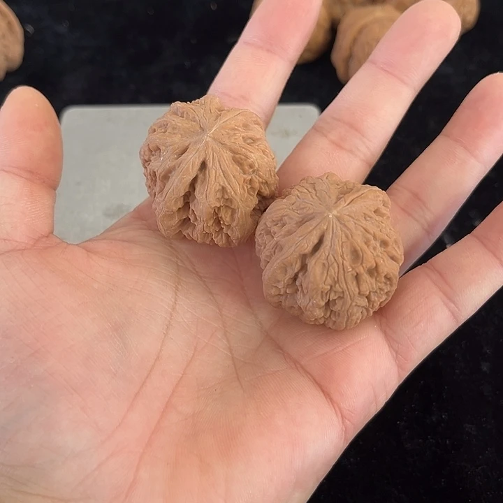 文玩核桃把件35左右红皮小粗筋，微瑕，编号006