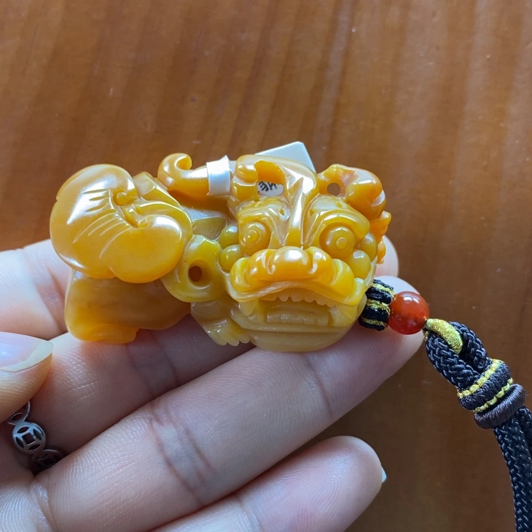 石英质玉（黄龙玉）未镶嵌颈饰糖**?