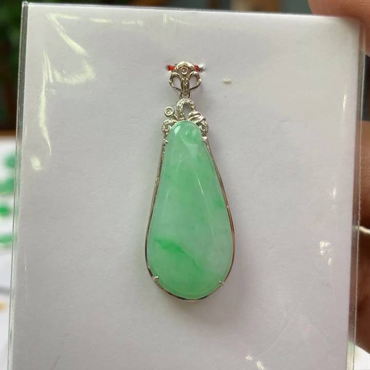 翡翠颈饰18K金镶嵌翡翠