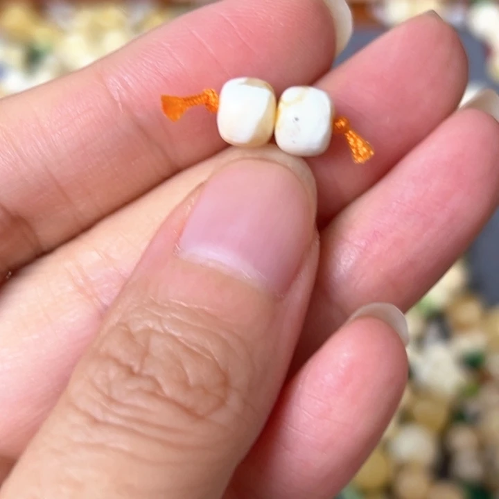 未镶嵌蜜蜡裸石6.9mm一对