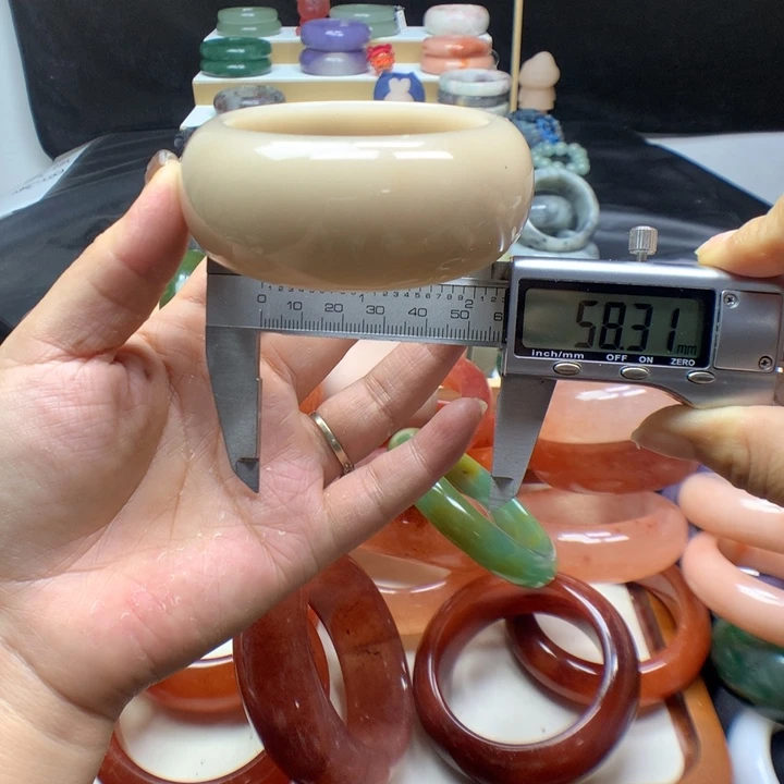 未镶嵌手镯石英质玉