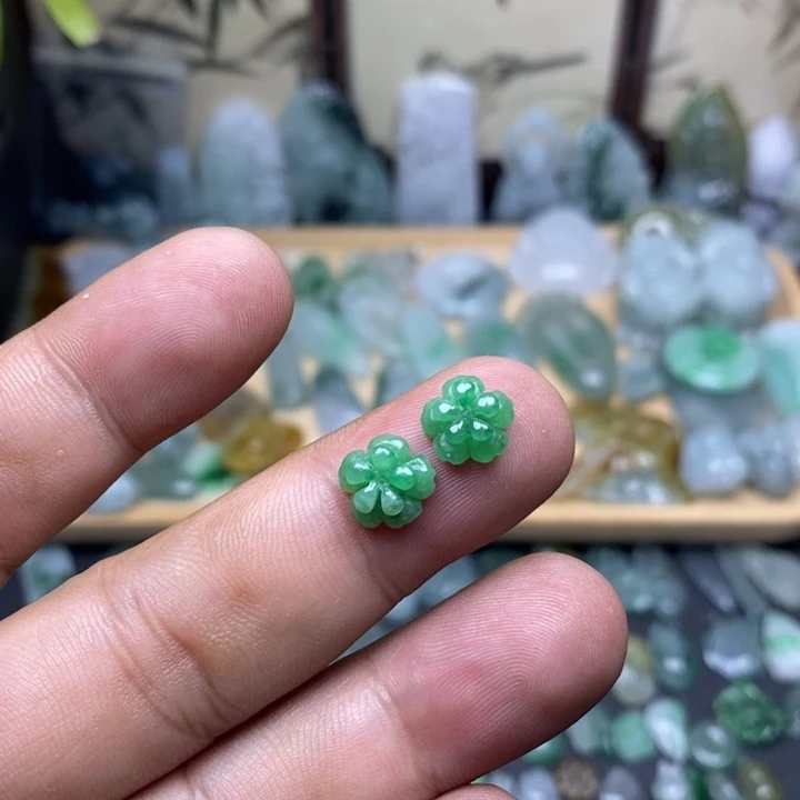翡翠未镶嵌颈饰花一对