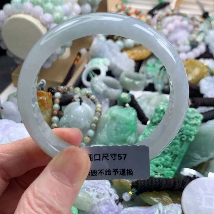 翡翠手镯未镶嵌吊坠