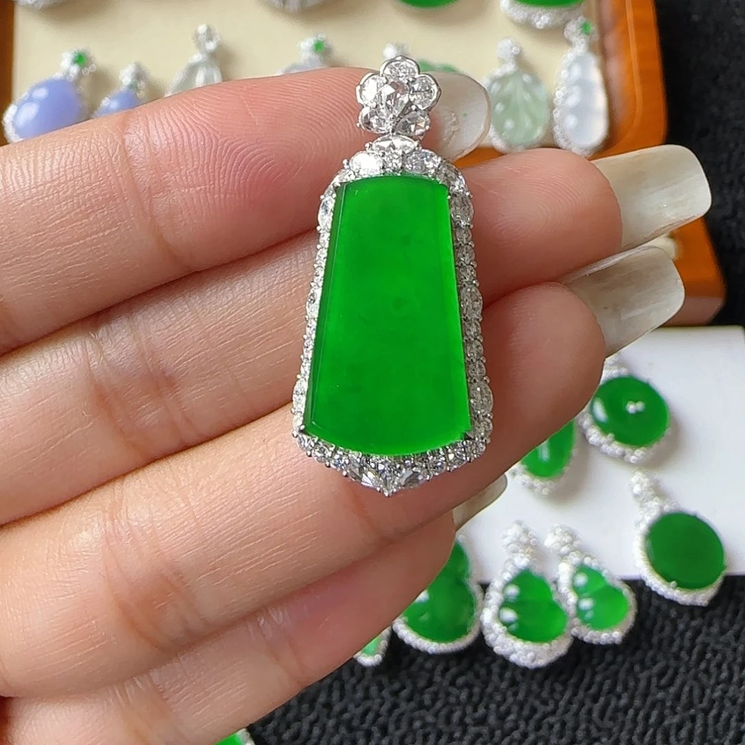 翡翠18K金镶嵌颈饰吊坠