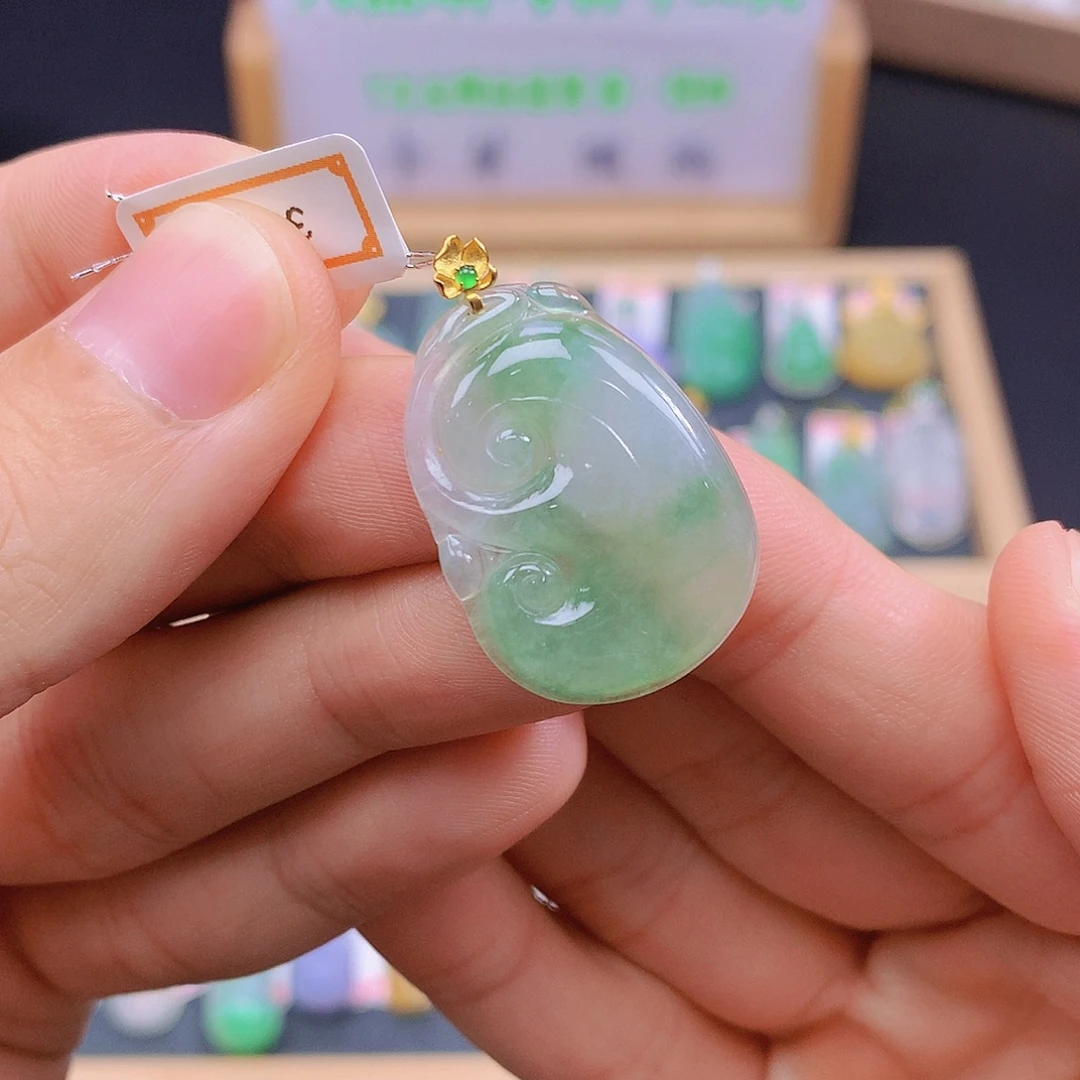 翡翠18K金镶嵌颈饰翡翠