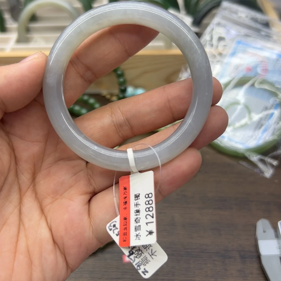 和田玉未镶嵌手镯52.7圈围68瑕