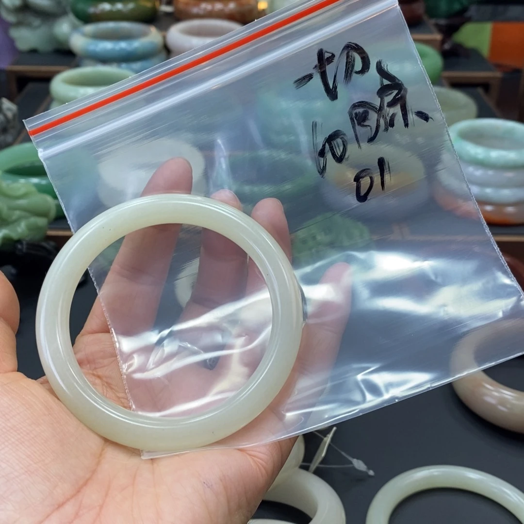 石英质玉鸭蛋青圆条60口径未镶嵌꧁****