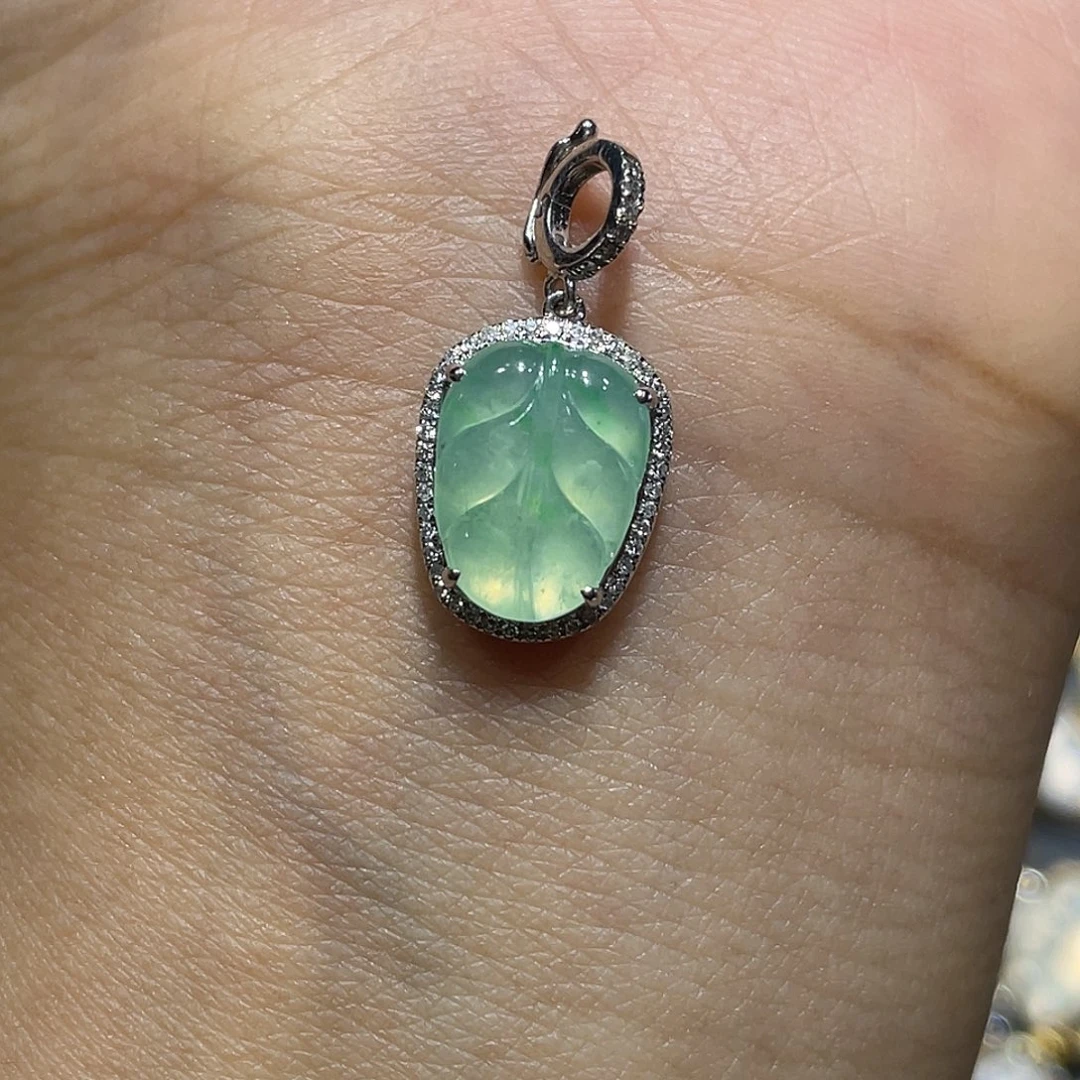 翡翠18K金镶嵌颈饰吊坠