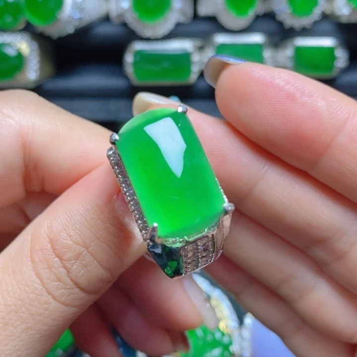 翡翠未镶嵌挂件马鞍