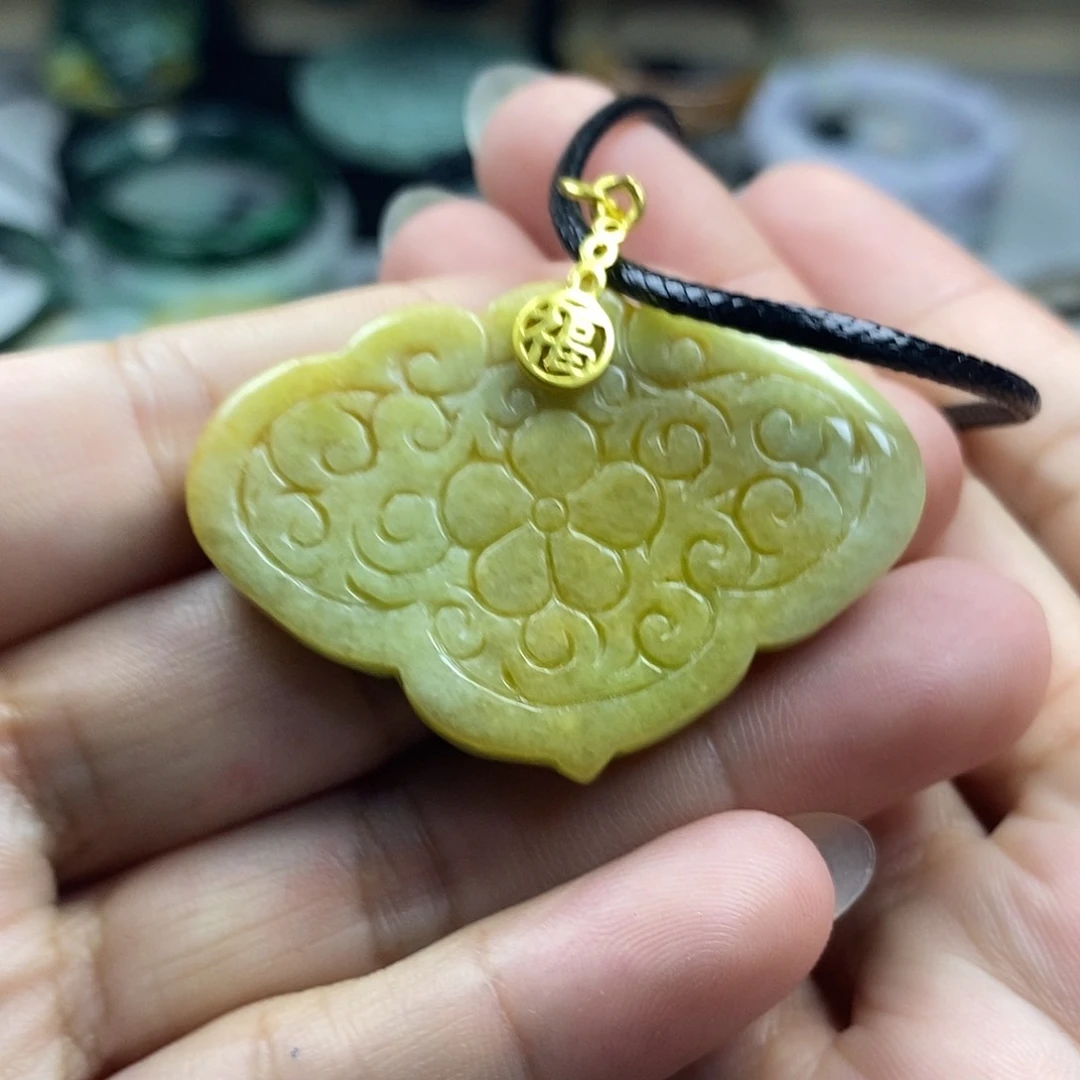 翡翠未镶嵌颈饰牌子