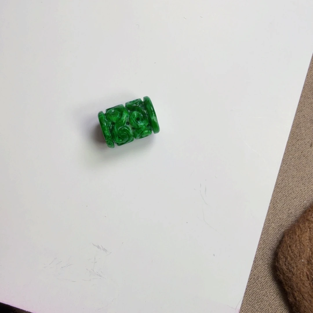 翡翠未镶嵌颈饰一件