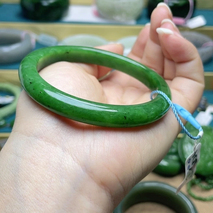 和田玉手镯61圈口。编号30未镶嵌