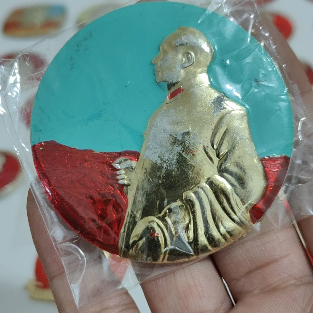 民***强其他普通金属圆形红色人物像章