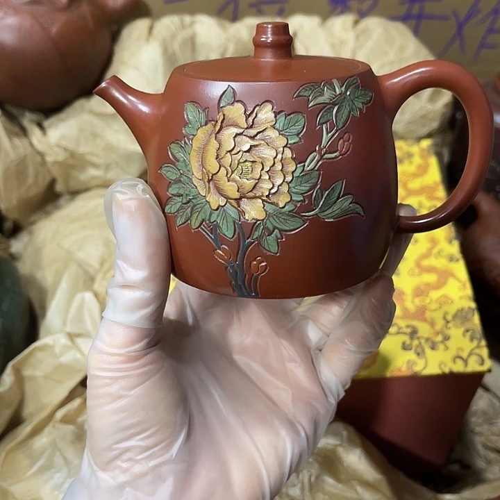 茶壶紫砂原矿泥料，手工制作的一把紫砂壶。