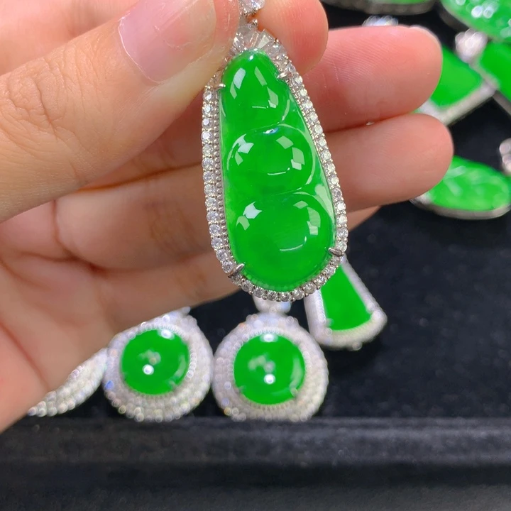 翡翠银S925镶嵌颈饰一个