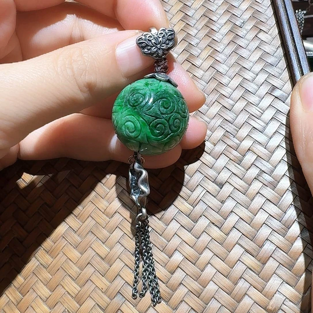 颈饰合金翡翠个性十足