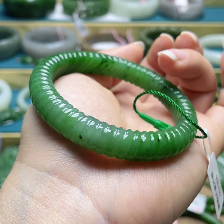 和田玉手镯55+圈口。编号28未镶嵌